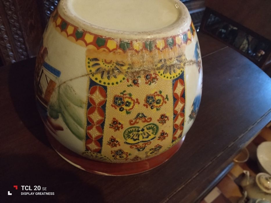 Vaso oriental com gravuras de peixes no interior