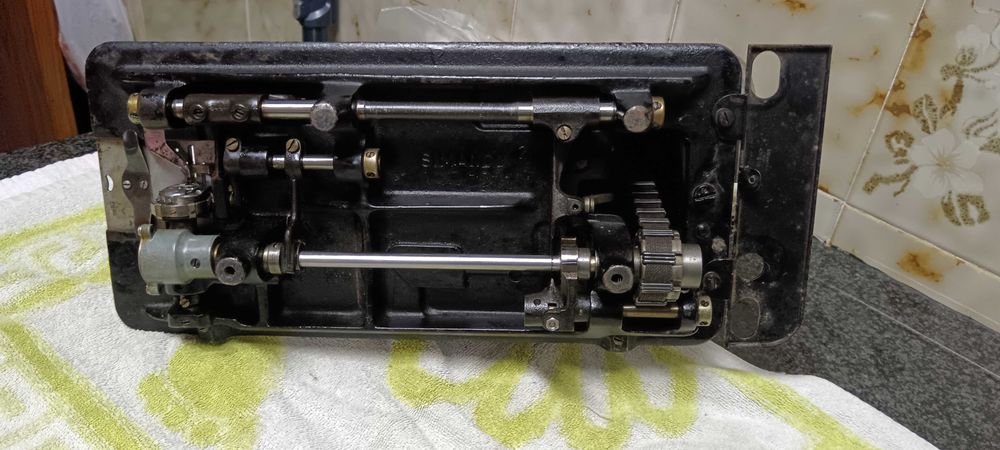 Maquina SINGER antiga a funcionar