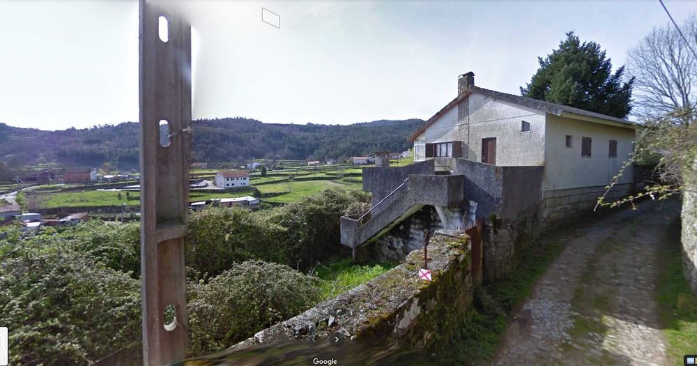 Quinta 2500 m2 em Paços Vilharigues (Vouzela, Viseu) para venda com 1 casa principal e 1 casa secundária, e uma adega centenária
