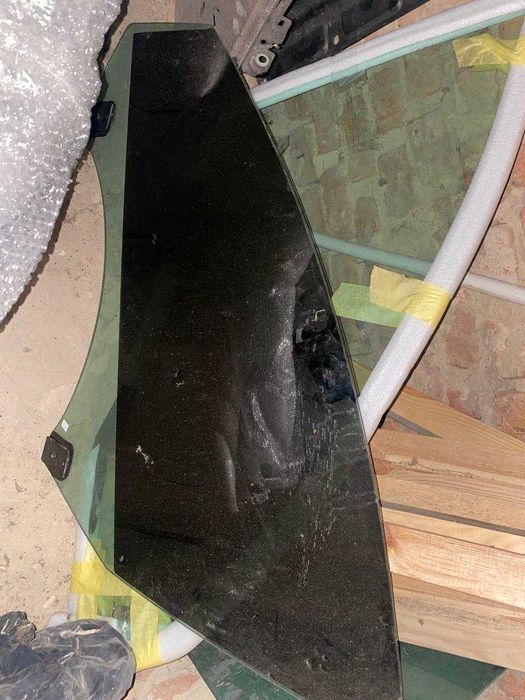 Продам подвійне скло передньої правої та лівої дверки на Tesla Model Y