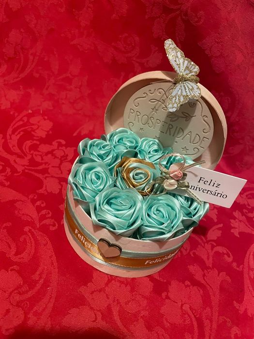 Arranjo rosas de cetim aniversário