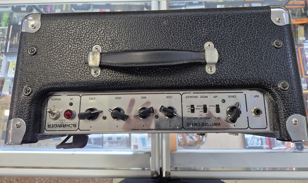 Комбік Behringer - 35wat (транзисторний) із Германії.
