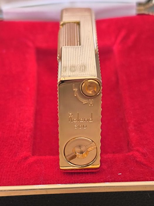Isqueiro antigo, colecionável da marca Roland 300 dourado, fabricado no Japão. Por volta da década de 1960