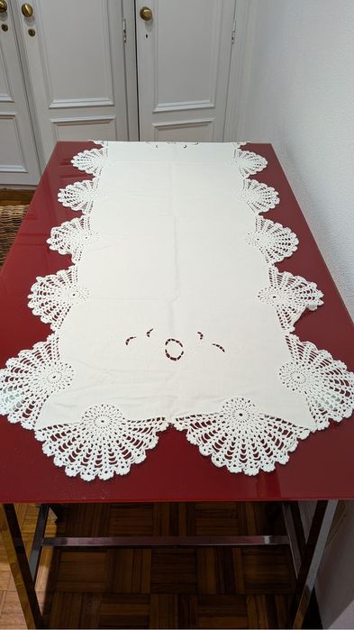 Centro de mesa em linho e renda e bordado