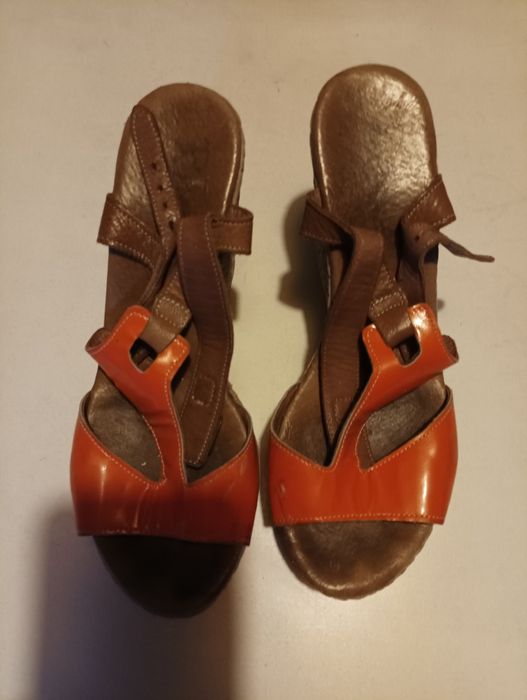 Sandálias de pele em laranja e castanho , marca Rubis 37