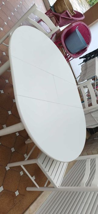 Mesa redonda branca extensível em madeira maciça + 4 cadeiras