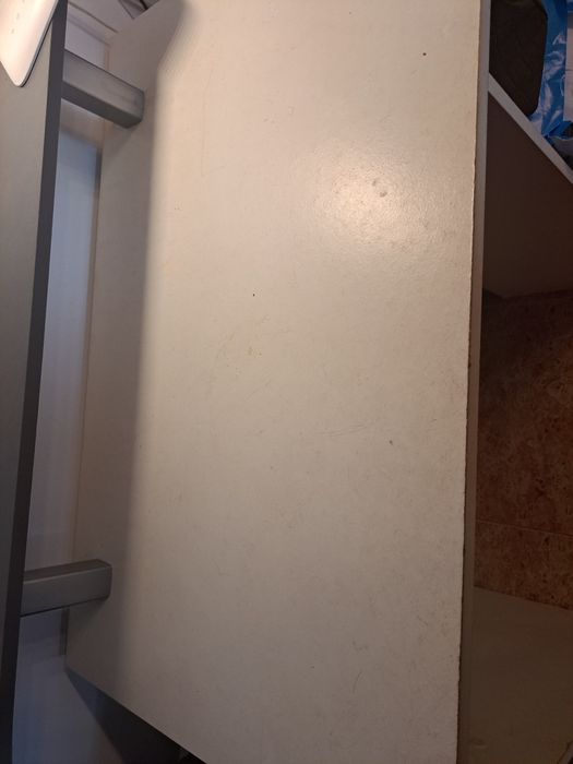 Secretaria branco e cinza