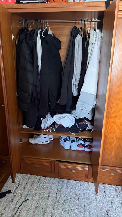 Conjunto de móveis em madeira de pinho/mel – 350 €  ( aceito venda separada)