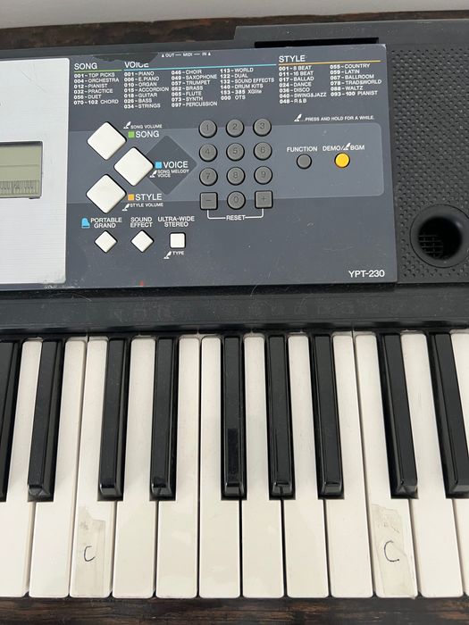 Teclado Yamaha YPT-230 Usado