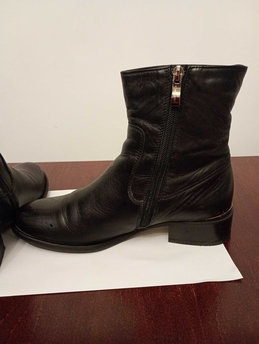 Skórzane czarne botki   ze złotymi ozdobami " Lemarar "