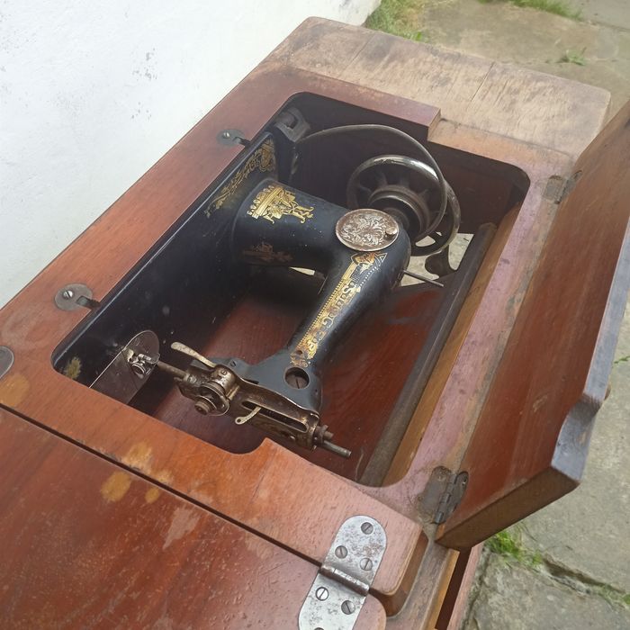 Швейна машинка Singer зі станиною