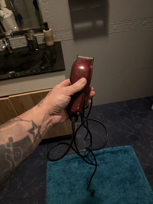 Maquina de cortar o cabelo com fio, boa qualidade e a funcionar