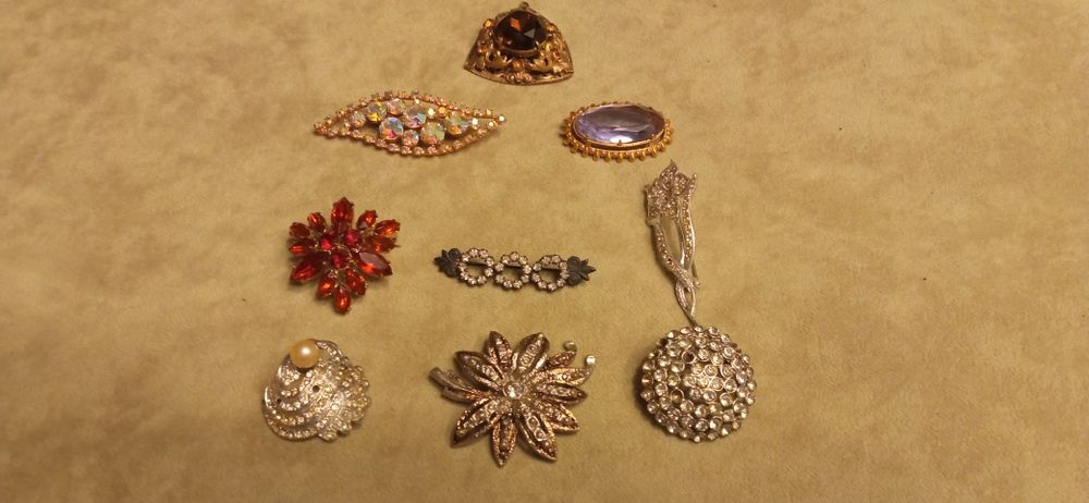 Брошь,бусы 150 грн.