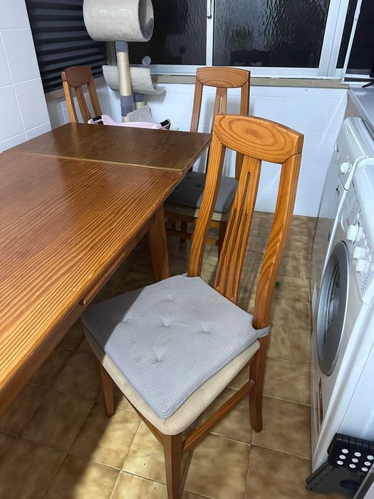 Mesa Extensível em Madeira Maciça + 4 Cadeiras (Bom Estado)