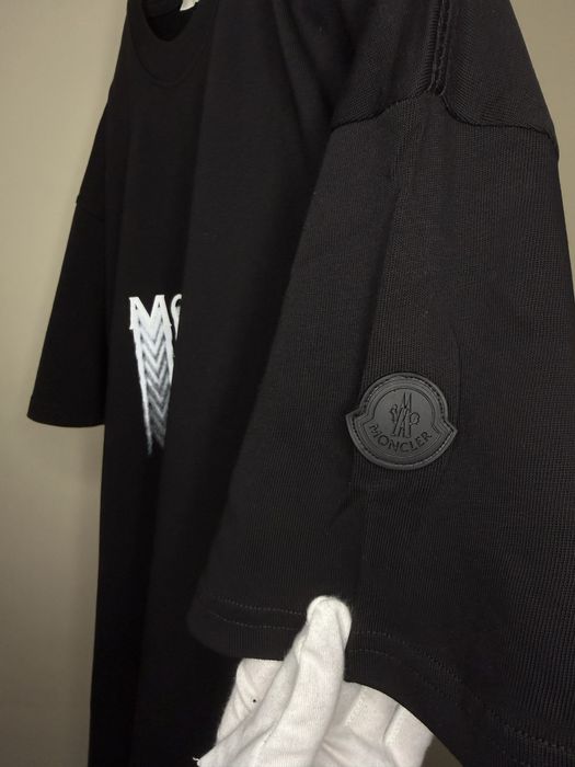 T-shirt Moncler preto Novo