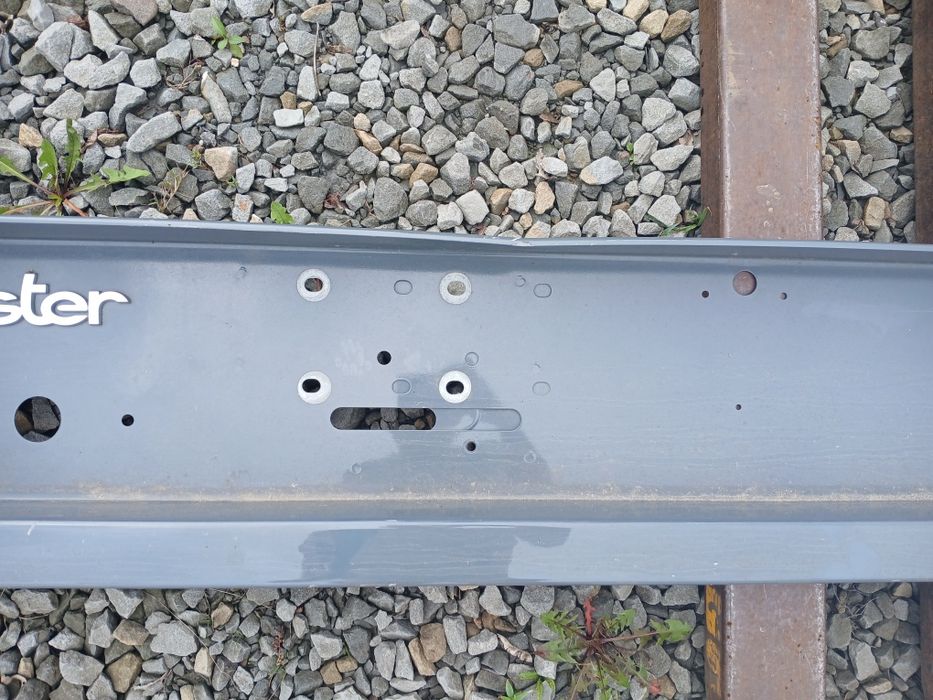 Zderzak belka tył Renault Master III IV Movano biały szary Z DEFEKTEM