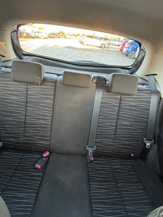 Mazda 2 de 2010, cor cinzenta, com cerca de 140.000 km.
