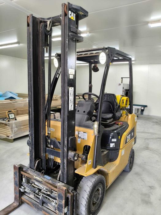Empilhador CAT 1.8Ton