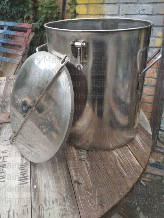 Бочка с нержавеющей стали. Емкость для вина. Резервуар пищевой.