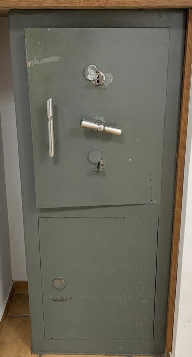Sejf stalowy ciężki 119x50x50 cm, dwukomorowy, sprawny (420)