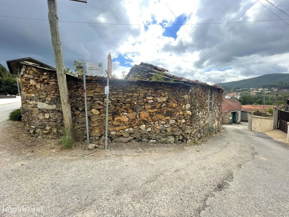 Rio Douro - Moradia em ruína em Carcavelos, Santa Maria de Sardoura