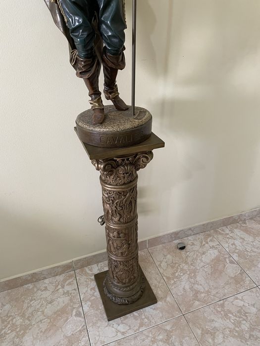Candeeiro de pé com figura de cavaleiro com torchère, sobre coluna decorada