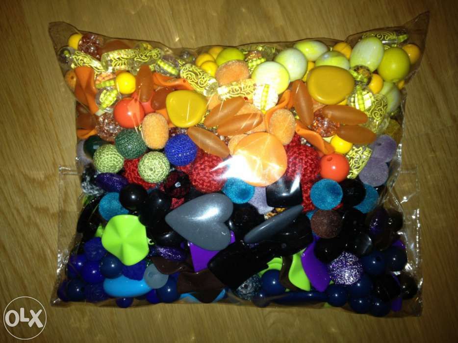 Bijuteria-peças várias cores ensacados