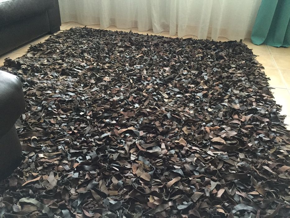 Carpete sala em couro cor chocolate.