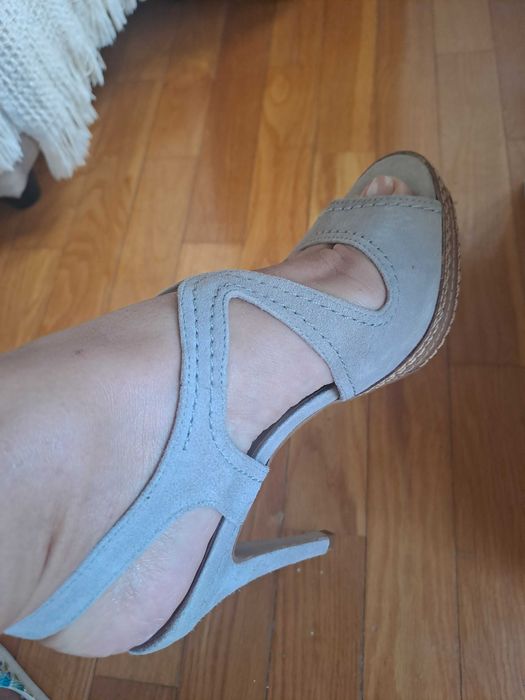 Sandálias em camurça, cor crú - Mr. CAT Brasil