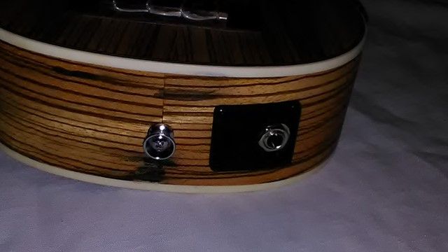 Ukulele soprano eléctrico