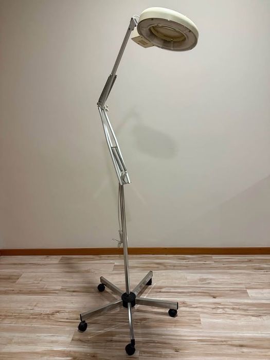 Lupa de pé articulada com iluminação LED