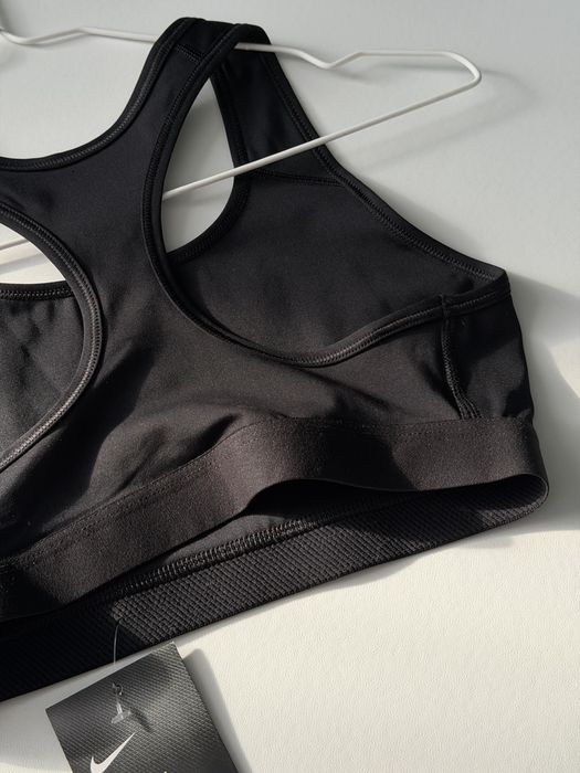 Гарний новий оригінальний спортивний топ Nike Dri-FIT Swoosh