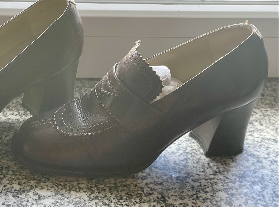 Sapatos cor castanho