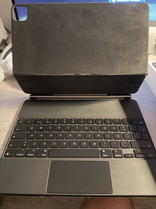iPad Pro 12.9” 4.ª geração + Magic Keyboard