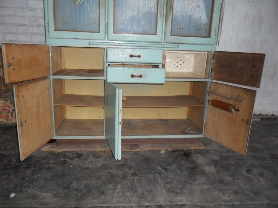 Раритетный антикварный шкаф 40-50-х годов для коллекционеров.