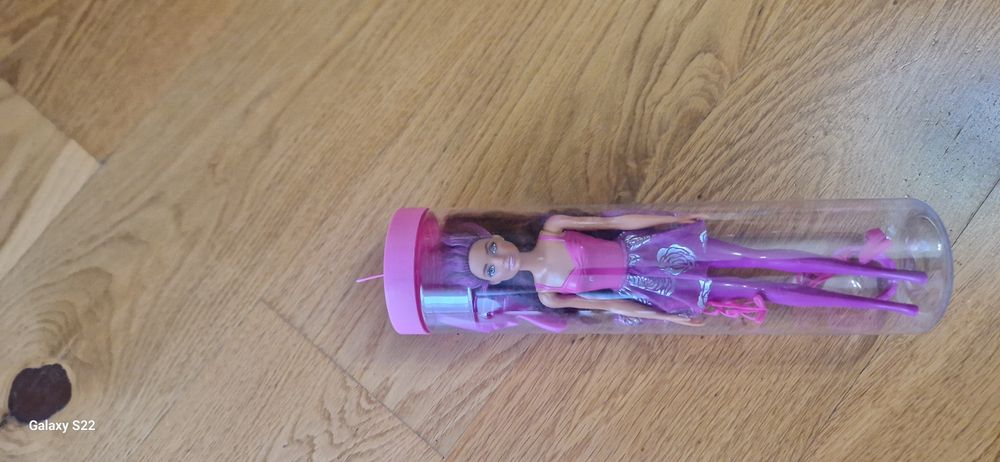 Sprzedam lalkę Barbie seria color reveal