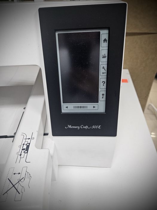 Haftciarka Janome Memory Craft 500E – Profesjonalna Maszyna Haftująca