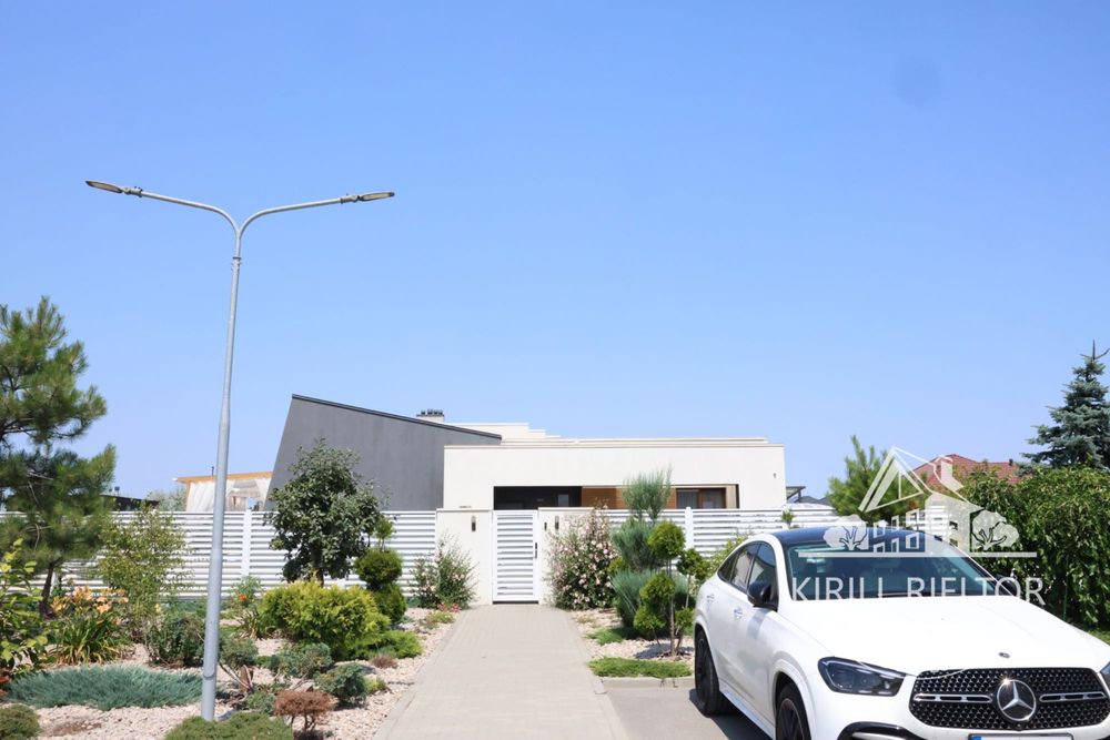 В городке "Золотые Ключи" продается дом с баней и бассейном