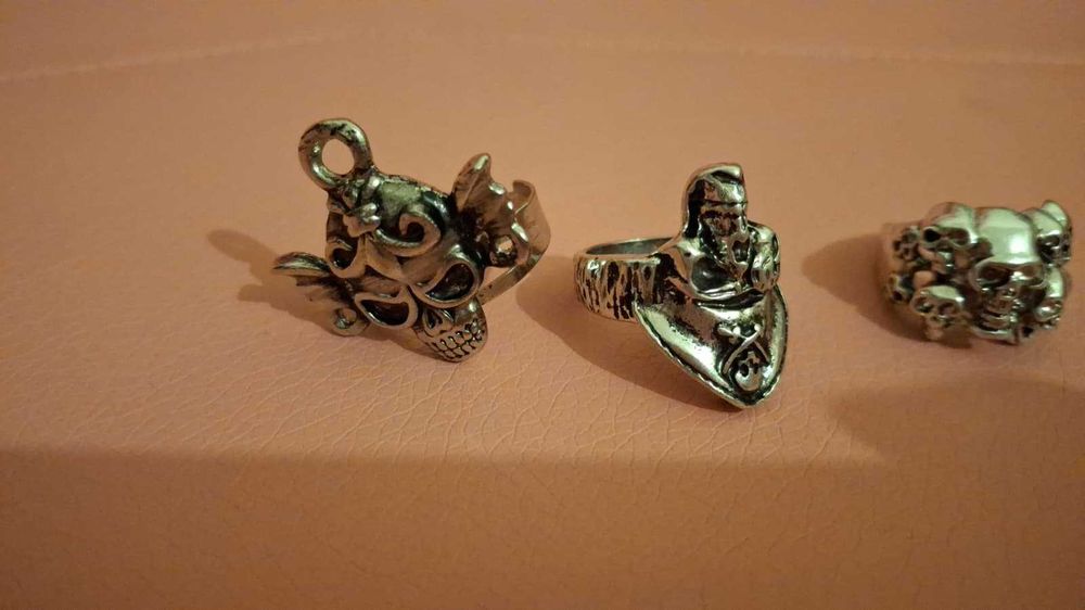 Aneis e colares de caveira