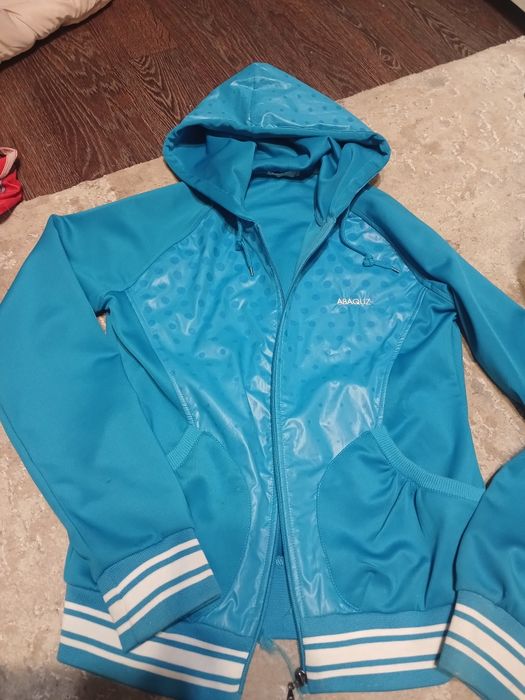 Продам куртку блакитну