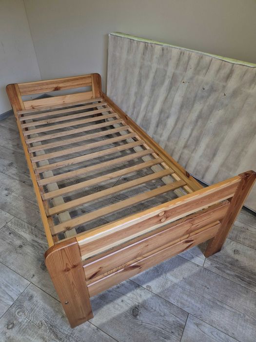 Łóżko  z materacem  sosnowe