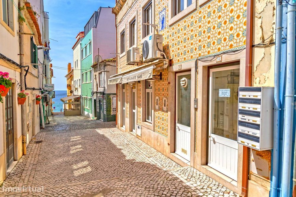 Prédio T2 na vila de Sesimbra a poucos metros da praia