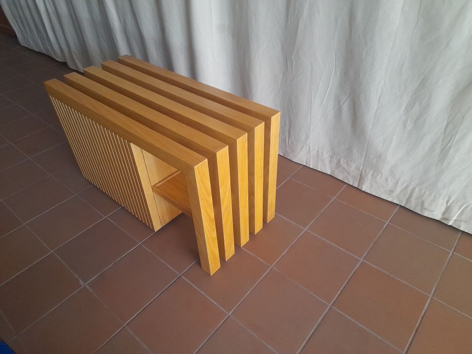 Móvel de apoio com porta