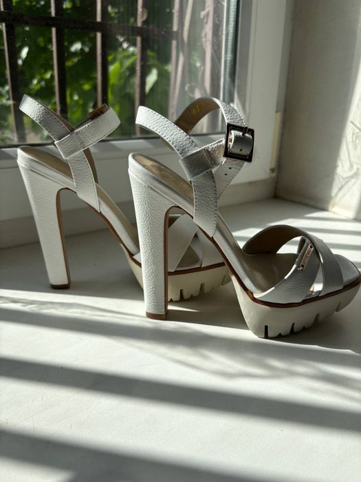 Білі туфлі-босоніжки від бренду antonio biaggi.