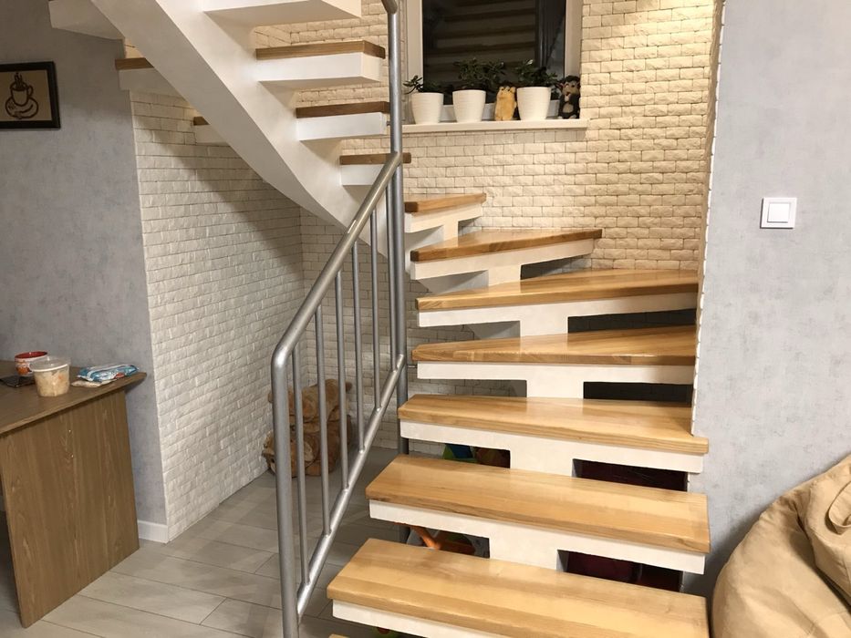 Деревʼяні сходи Львів виготовлення та монтаж дуба, бука та ясена