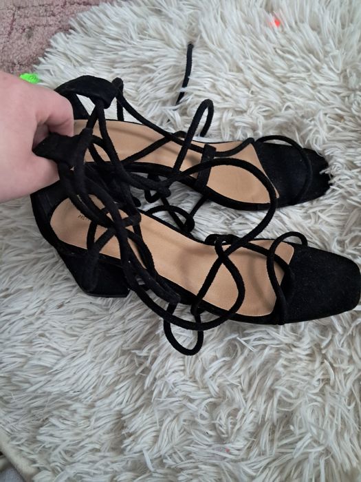 Czarne buty na obcasie wiązane gruby obcas