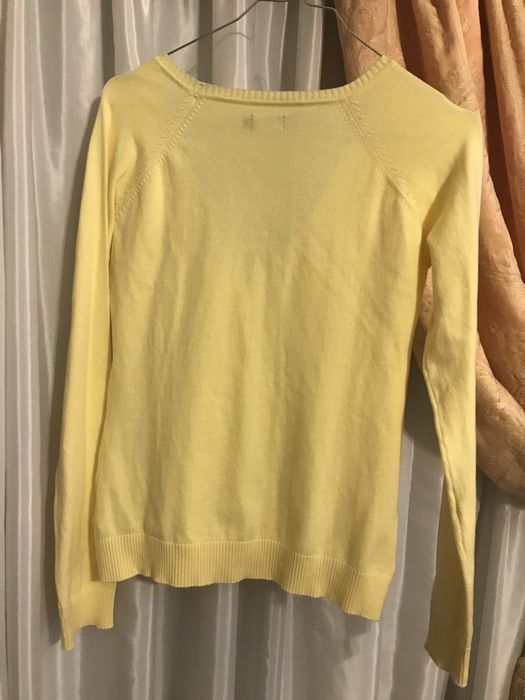 Casacos de malha amarelo e bege