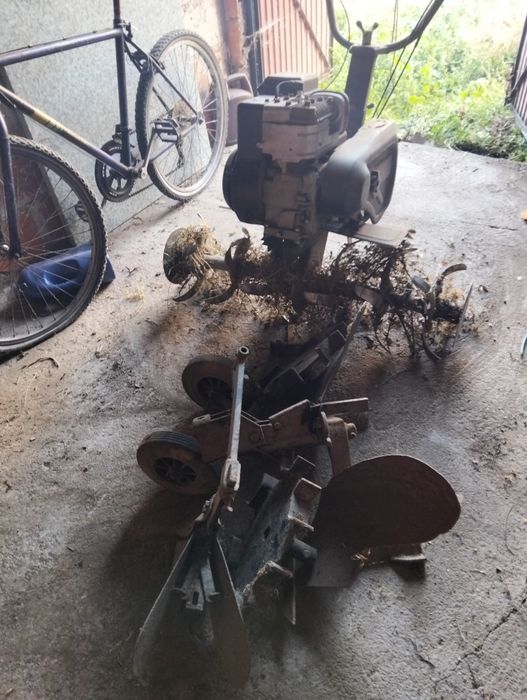 Moto emchada com várias faramentas