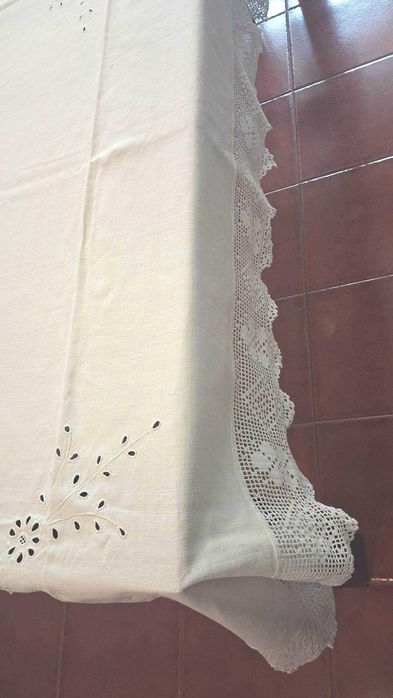 Toalha de Mesa Antiga em Linho Bordada à Mão – 250 x 145 cm