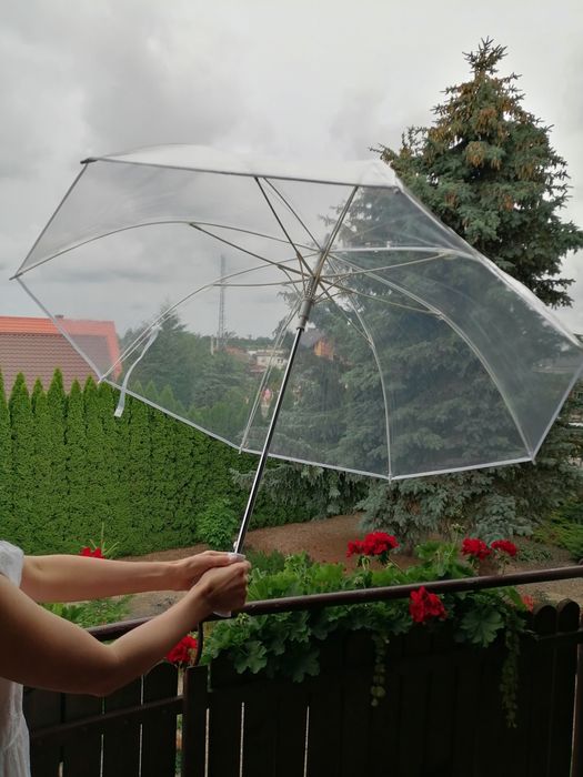 Duży transparentny biały parasol ślubny